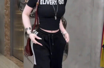 [🆕🇻🇳] Phương Linh Boutique -Chuyên cung cấp sỉ lẻ thời trang nữ thiết kế hot girl ,luôn cập nhật hàng trend 👕 Top1Fashion 👗  A910-Set áo croptop quần suông túi hộp
Với thiết kế túi hộp độc đáo mix áo body có ngay outfit “chất lừ” để xuống phố rồi
, shares-0✔️ , likes-3❤️️ , date-2025-02-18 16:37:56🇻🇳🇻🇳🇻🇳📰🆕