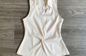 [🆕🇻🇳] ViS Store 👕 Top1Fashion 👗  Mẫu áo cổ sơmi đến từ nhà W/H04SE, với điểm nhấn wrap và xoắn e o tạo nét trẻ trung, thanh lịch, tôn dáng nhẹ nhàng. Chất vải đẹp, sớ vải tựa khaki pha lụa , shares-0✔️ , likes-1❤️️ , date-2025-02-18 18:06:43🇻🇳🇻🇳🇻🇳📰🆕