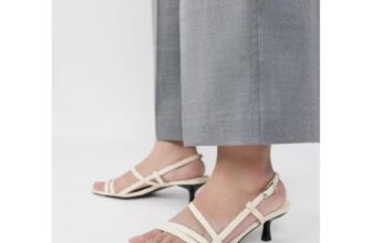 [🆕🇻🇳] Charmy ‘s House – Cửa hàng quần áo nữ  👕 Top1Fashion 👗  GIẦY XUẤT XỊN CHUẨN AUTH
Giá hãng toàn mấy củ cao ngất, nhà em xuất xịn giá iu thương
Jonna Vaga là đôi dép quai mảnh với vẻ ngoài trendy, trẻ trung nhưng  , shares-0✔️ , likes-6❤️️ , date-2025-02-20 20:55:12🇻🇳🇻🇳🇻🇳📰🆕