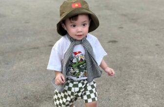 [🆕🇻🇳] Baby Closet luôn muốn được đồng hành cùng các mom chăm sóc, bảo vệ và yêu thương các con 🧑‍🧒❤️️👶⭐️ Set này bé nhỏ mặc yêu-bé lớn mặc cũng xinh lun ạ
Chất cotton rất phù hợp với thời tiết mùa hè ạ
Set gồm: Áo-Quần-Mũ-Khăn
Chỉ #195k/1 set
Bảng size tham  , shares-0✔️ , likes-6❤️️ , date-2025-02-20 06:14:29🇻🇳🇻🇳🇻🇳📰🆕