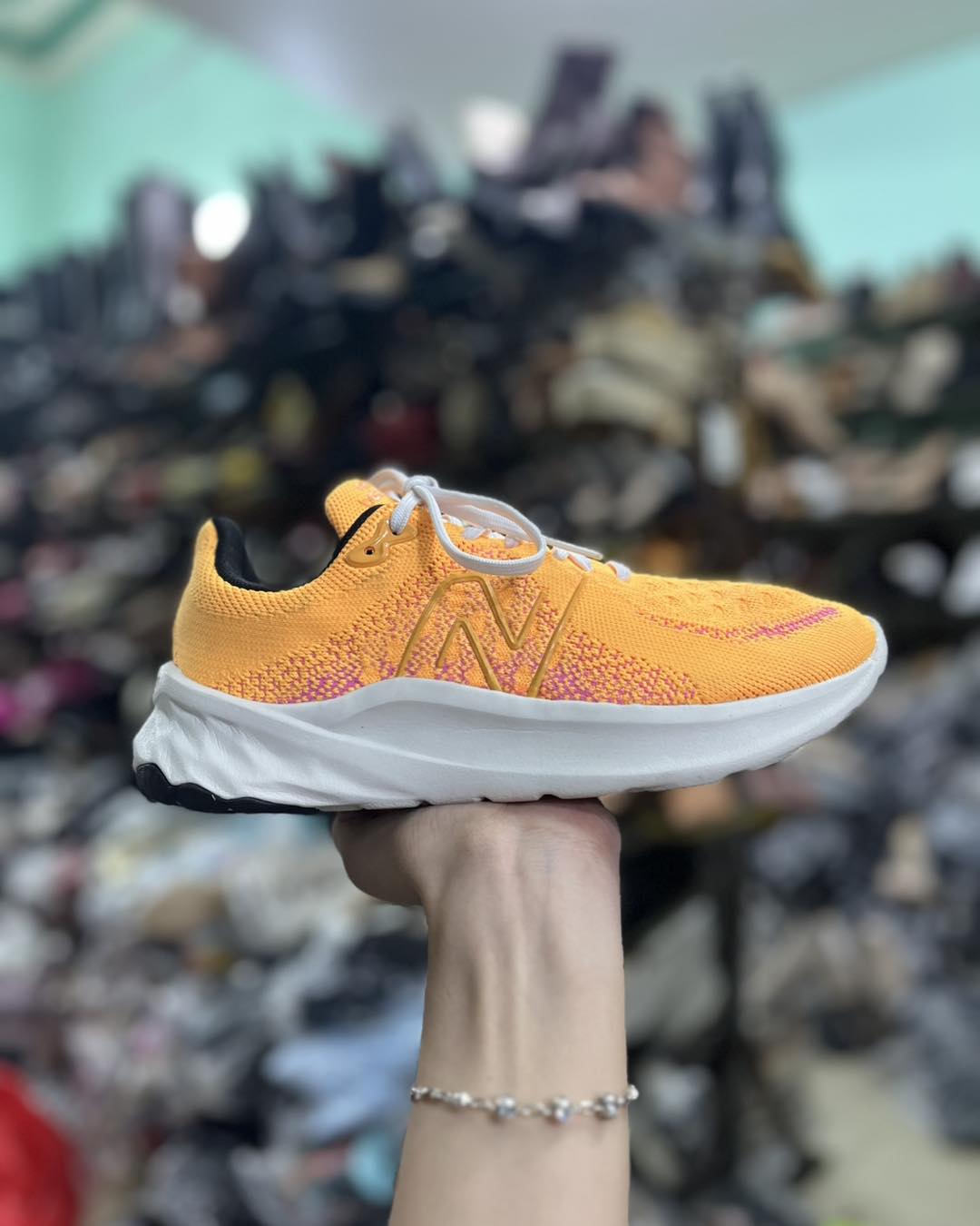 [🆕🇻🇳] Thu Hiền Nguyễn  -Cửa hàng quần áo 👕 Top1Fashion 👗  Một em áo Bling không bao giờ lỗi mốt
Có thể mix match rất nhiều kiểu, phù hợp mọi hoàn cảnh : đi chơi, đi tiệc , hàng ngày,…Chất liệu Bling cao cấp, các , shares-5✔️ , likes-63❤️️ , date-2025-02-23 03:18:18🇻🇳🇻🇳🇻🇳📰🆕