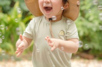 [🆕🇻🇳] EMBES là thương hiệu thời trang “Việt made” chất lượng cao dành cho trẻ em 🧑‍🧒❤️️👶⭐️ 𝐋𝐢𝐭𝐭𝐥𝐞 𝐁𝐚𝐛𝐲 𝐢𝐧 𝐭𝐡𝐞 𝐆𝐚𝐫𝐝𝐞𝐧
𝑬𝒎 𝒃𝒆́ 𝒏𝒉𝒐̉ 𝒕𝒓𝒐𝒏𝒈 𝒌𝒉𝒖 𝒗𝒖̛𝒐̛̀𝒏Trong bộ cộc tay mềm mại, thoáng mát của nhà Embes, bé Tobi trông thật đáng yêu và rạng rỡ
Chất  , shares-2✔️ , likes-5❤️️ , date-2025-02-25 23:07:40🇻🇳🇻🇳🇻🇳📰🆕