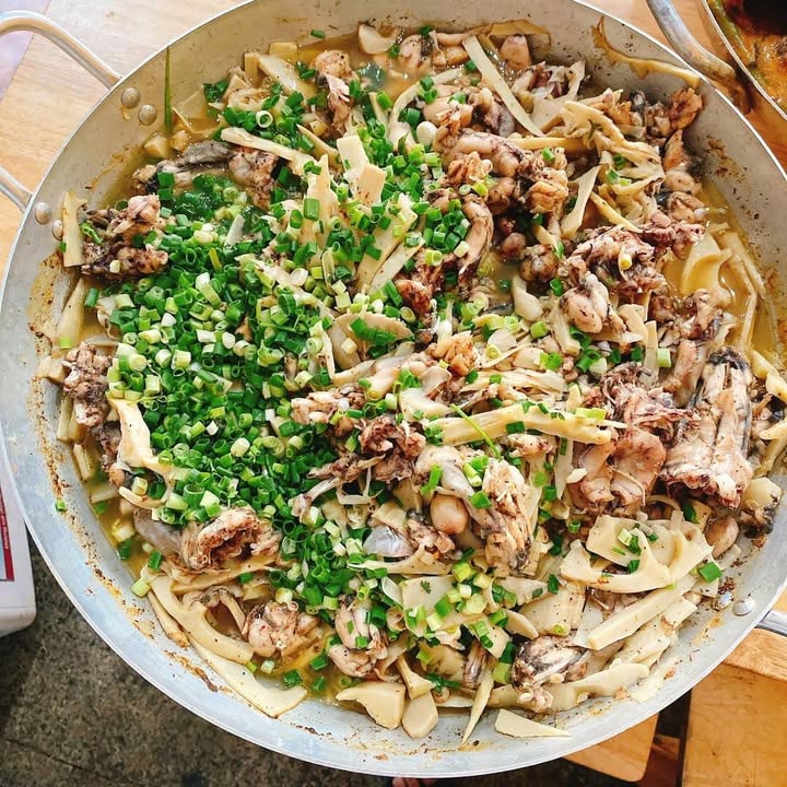 [🍜🇻🇳] CÀ MÈN – Đặc sản quê hương Quảng Trị 🍔Top1Food 🍜 – Cơm trưa Cà Mèn đã sẵn sàng rồi nì anh chị ơiiiii!Mỗi phần cơm của Mèn g …