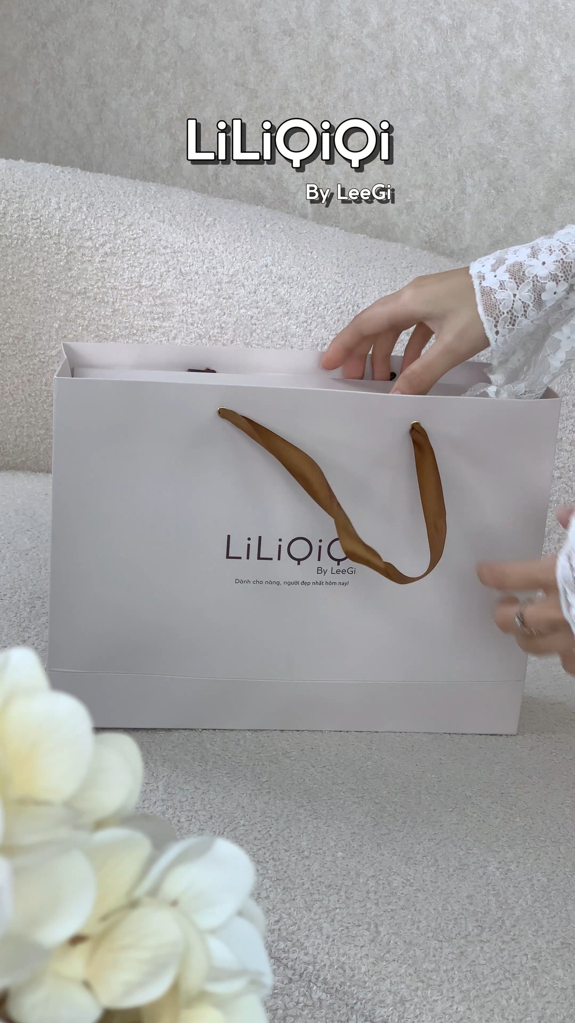 [???] LeeGi Design  ? Top1Fashion ?  Một món quà nhỏ, một niềm vui lớn 
Không cần điều gì quá to tát, đôi khi chỉ một món quà nhỏ cũng đủ để khiến trái tim rung động. Một chiếc váy dịu dàng, m , shares-0✔️ , likes-0❤️️ , date-2025-02-25 03:31:05????????