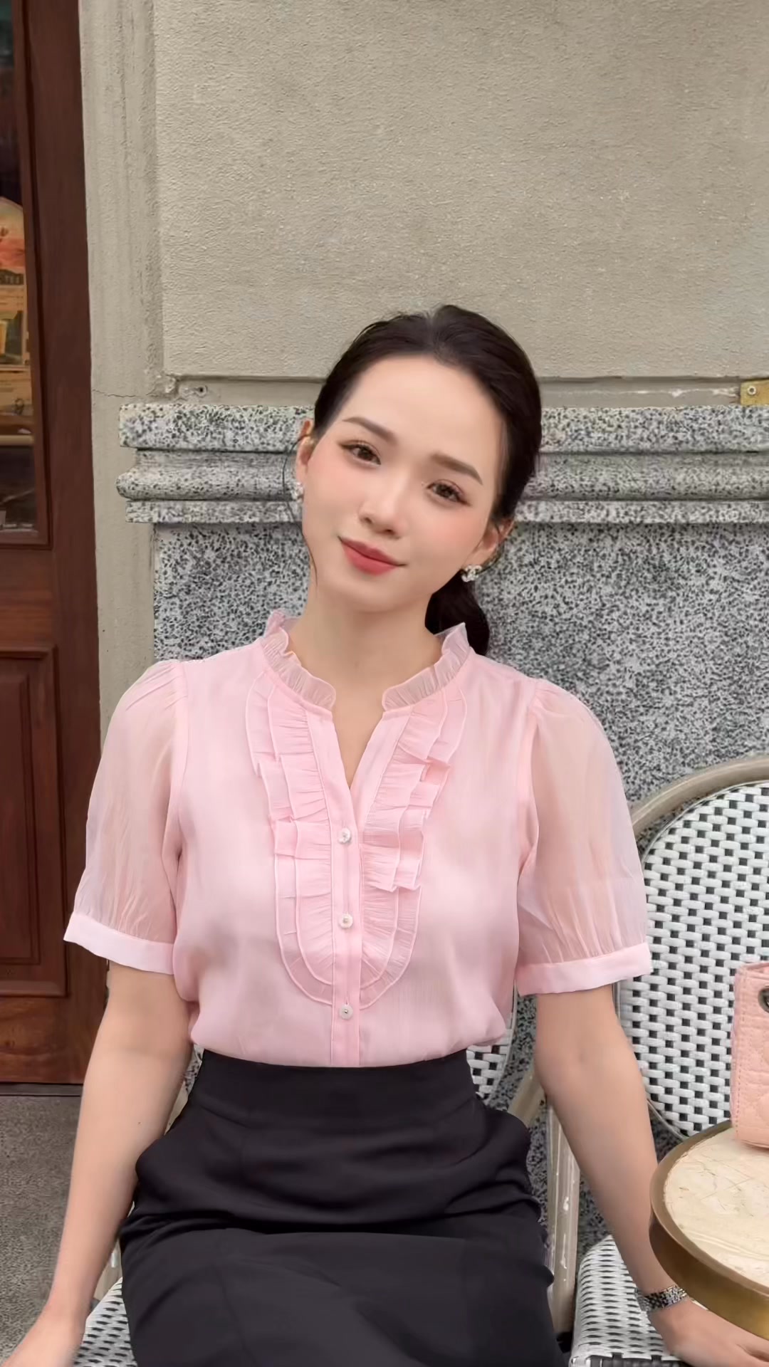 [???] Thời trang Đan Châu  ? Top1Fashion ?  Chiếc áo kiểu xinh xắn kết hợp cùng chân váy đen giúp nàng trở nên thanh lịch và duyên dáng trong mọi khoảnh khắc Đan Châu – cùng nàng xinh đẹp mỗi ngày #t , shares-0✔️ , likes-0❤️️ , date-2025-02-25 03:42:21????????