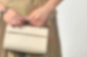 [🆕🇻🇳] SIXDO is a fashion brand founded by fashion designer DOMANHCUONG 👕 Top1Fashion 👗  Dịu dàng và thanh lịch với một set đồ chuẩn phong thái công sở với áo blouse nhấn eo kết hợp với chân váy dập ly phồng xòe điệu đà. Không cần đeo quá nhiều , shares-0✔️ , likes-0❤️️ , date-2025-02-25 23:49:23🇻🇳🇻🇳🇻🇳📰🆕