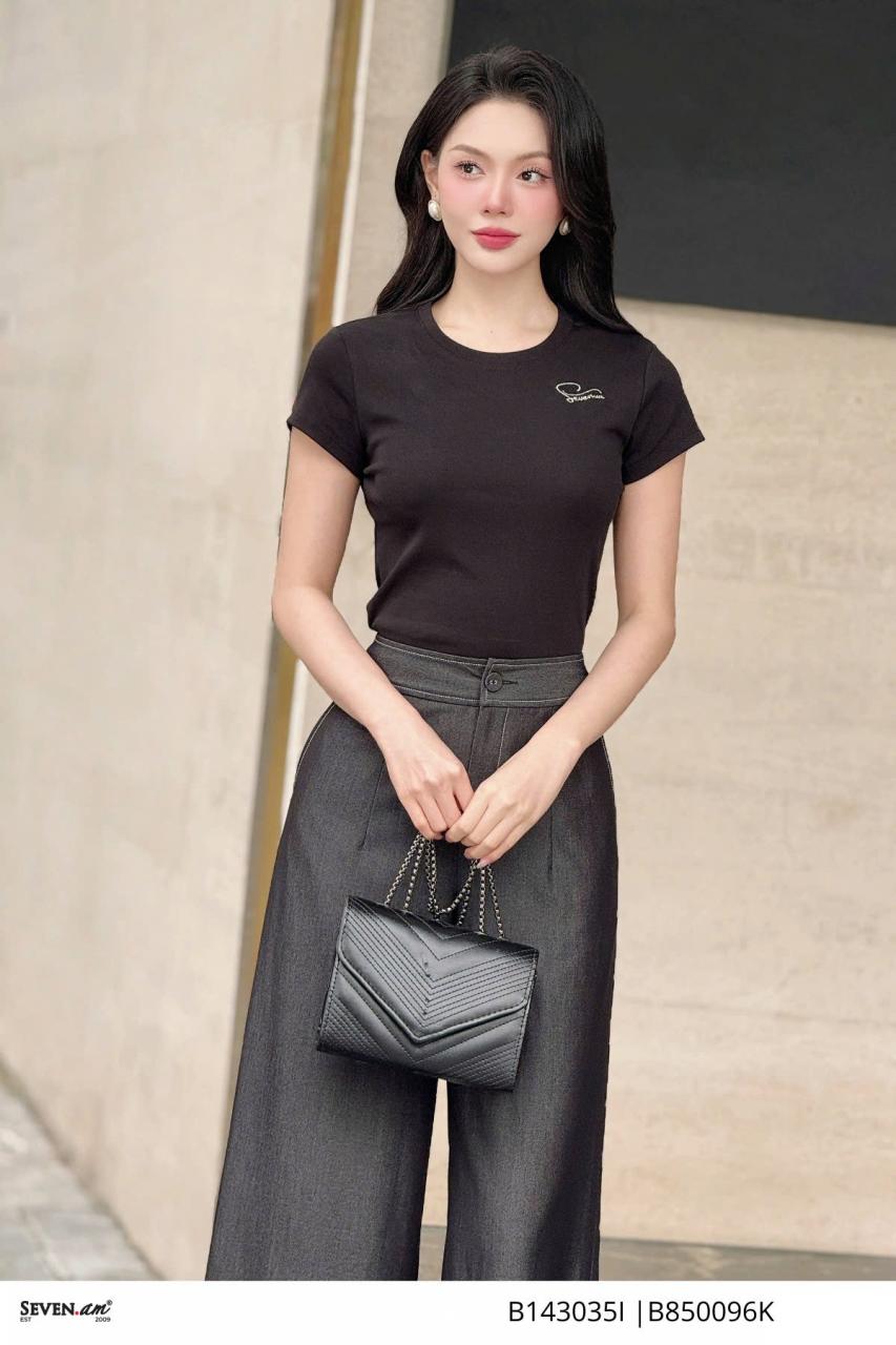 [🛒🇻🇳]Áo thun dáng ngắn cộc tay đen cổ tròn thêu chữ thời trang nữ Seven.AM B143035I – Seven.AM , SKU – – sevenam.vn 🇻🇳🛒Top1Shop🛒 🇻🇳Top1Vietnam🇻🇳 🛍🛒🇻🇳