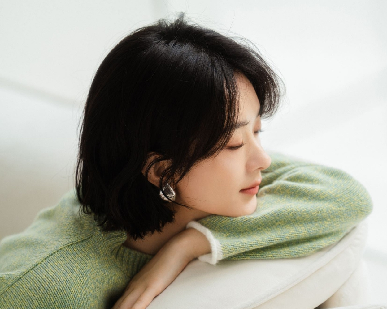 Cách Triệu Lệ Dĩnh hack tuổi với kiểu cắt tóc ngắn [🆕🇻🇳] bazaarvietnam.vn