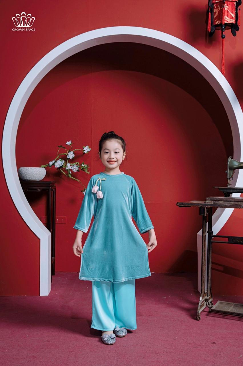 [🛒🇻🇳]Áo Dài Nhung The Bé Gái Màu Xanh Bình An, Sang Trọng, Dịu Dàng | Crown Space CKGL9942201/CKGL9942202 – Crown Space , SKU – CKGL9942201.GR.4 – crownspace.vn 🇻🇳🛒Top1Shop🛒 🇻🇳Top1Vietnam🇻🇳 🛍🛒🇻🇳