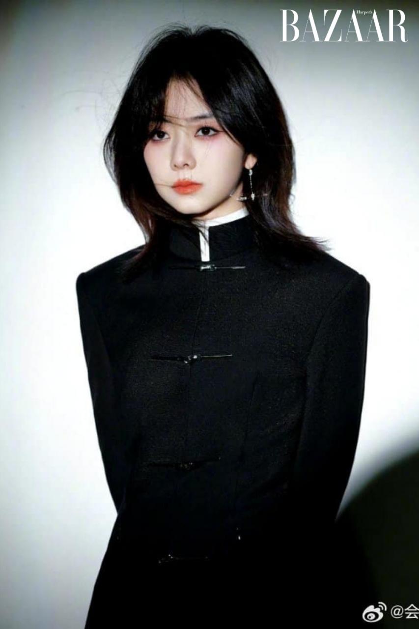 Khí chất như Đàm Tùng Vận với kiểu trang điểm Hong Kong [🆕🇻🇳] bazaarvietnam.vn