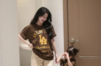 [🆕🇻🇳] Gạo Kids- Tiệm Đồ Đôi & Gia Đình Mẹ Và Bé Hàng Thiết Kế Cao Cấp 🧑‍🧒❤️️👶⭐️ Cái màu ta nói n mê dã man  best seller nhà cháu
Cái gì hot nhà e có liền
Áo phông MLB LA mẹ con diện siu xinh . Màu nâu tây sang xịn sáng da vô cùng
, shares-1✔️ , likes-1❤️️ , date-2025-03-17 05:21:19🇻🇳🇻🇳🇻🇳📰🆕