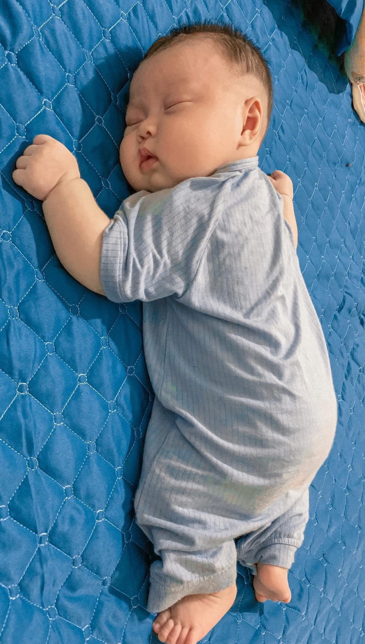 [🆕🇻🇳] Shop 2Gà Con HN-Đồ Sơ Sinh Trọn Gói 🧑‍🧒❤️️👶⭐️ 1 chiếc em bé bú sữa công thức hoàn toàn nhà em nè…Trộm vía gần 3 tháng mà hơn 7kg rồi.
Sữa bột công thức Weight kid cho bé với hàm lượng men Probi (giống  , shares-0✔️ , likes-0❤️️ , date-2025-03-05 23:18:18🇻🇳🇻🇳🇻🇳📰🆕