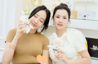 [🆕🇻🇳] 𝗹𝗮 𝗹𝗮 𝗹𝗮𝗺 – chuyên làm đồ thủ công cho mẹ và bé, cover hàng thủ công UK, US…. Và làm đồ thủ công theo yêu cầu 🧑‍🧒❤️️👶⭐️ Cảm ơn chị Nguyễn Sơn Trúc và Bombit Ehlbio Vietnam đã tin tưởng và lựa chọn Lalalam làm đơn vị sản xuất bé thỏ Snowy thêu tên thương hiệu Bombit.Lam rất , shares-0✔️ , likes-3❤️️ , date-2025-03-09 03:11:49🇻🇳🇻🇳🇻🇳📰🆕