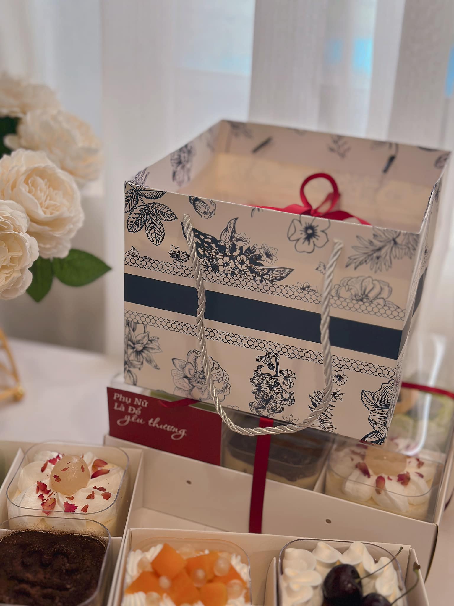 [🆕🇻🇳] KuDO Bakery  – Tiệm bánh 175 Hàn Thuyên -tp.Nam Định 🍔 Top1Food  🍜 Set 4 và 6 đã lên kệ ạh, với các vị mới toanh. Set này tặng Cô, tặng Mẹ là ghi điểm luôn ấy. 

Set  4 #210ca kèm túi xách bao gồm  các vị:
     _Phomai nhã , shares-1✔️ , likes-10❤️️ , date-2025-03-07 16:19:08🇻🇳🇻🇳🇻🇳📰🆕