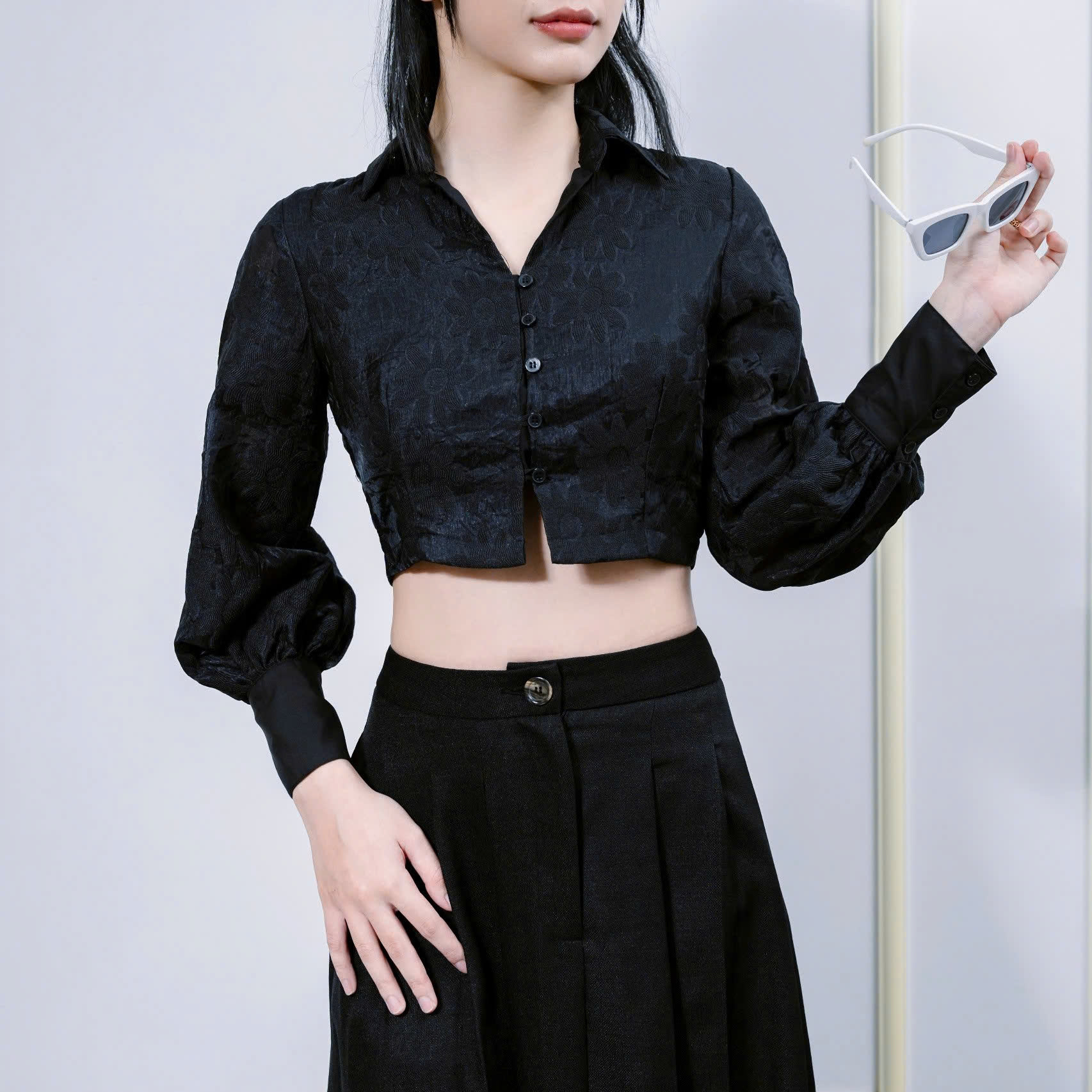 [🆕🇻🇳] ViS Store 👕 Top1Fashion 👗  M/X0 CROP SHIRT
☞Giá: 220kÁo sơ mi cách điệu form crop nhẹ nhàng, may 2 lớp sang xịn. Chất vải tơ họa tiết xinh xắn, mát, bên trong lớp vải cotton mịn.
, shares-0✔️ , likes-1❤️️ , date-2025-03-08 16:36:14🇻🇳🇻🇳🇻🇳📰🆕