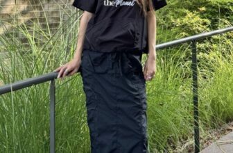 [???] TUẤN TÚ – Hàng Hiệu Xuất Khẩu ? Top1Fashion ?  __𝐁𝐁𝐂 𝐄𝐚𝐫𝐭𝐡
Mê mẩn bởi chân váy có chất liệu si gió mềm, có lót lưới bên trong kèm belt bên ngoài và dây rút eo bên trong nhé ạ .
2 Màu : Rêu | Đen
, shares-0✔️ , likes-6❤️️ , date-2025-03-10 00:07:24????????