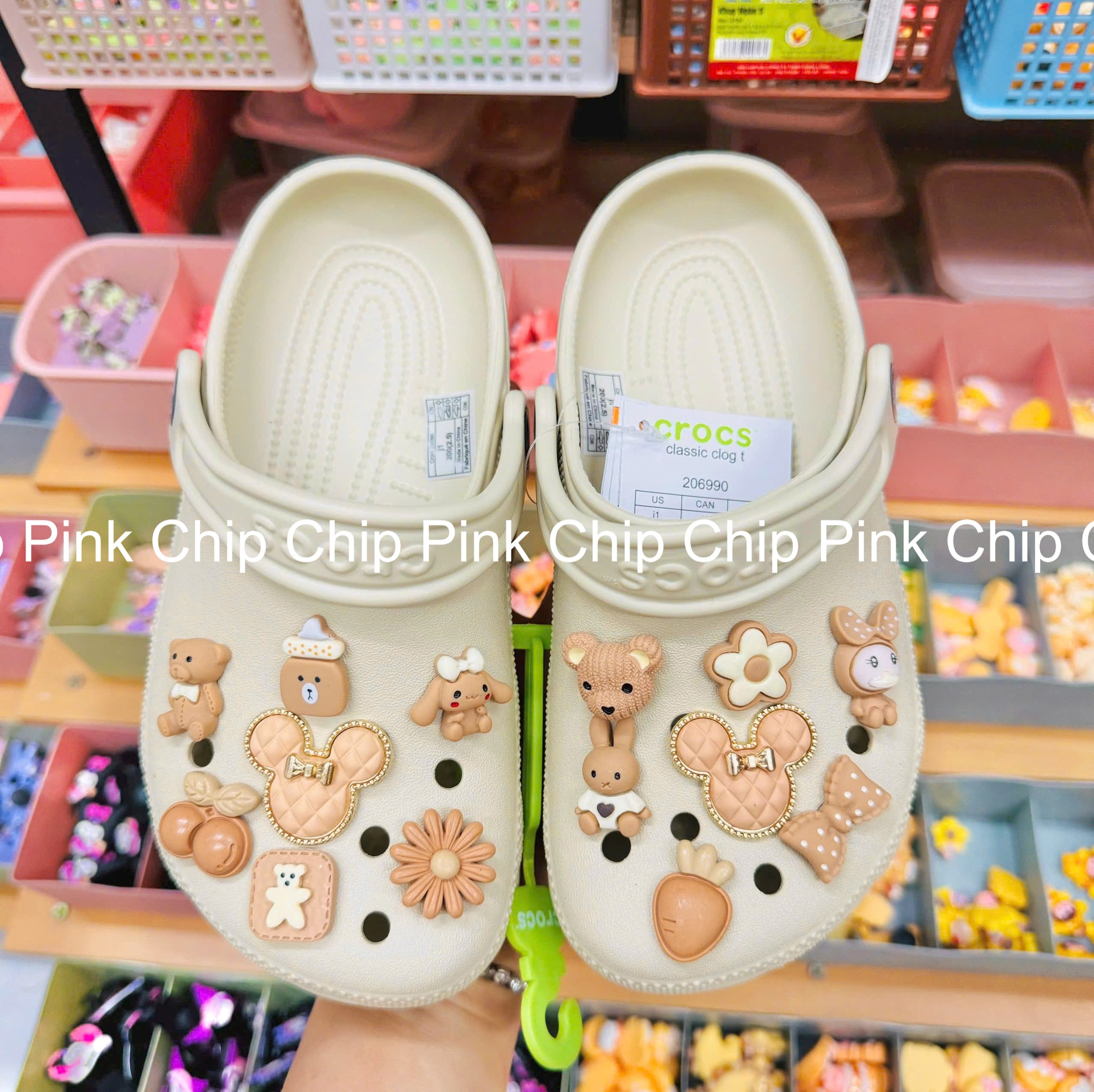 [🆕🇻🇳]  Chip Chip Pink-Chuyên sỉ và lẻ các loại “cờ rốc” và Jibbitz/ Sticker! 🧑‍🧒❤️️👶⭐️ 𝑆𝑎𝑦 𝑏𝑖𝑎 𝑠𝑎𝑦 𝑟𝑢̛𝑜̛̣𝑢 𝑐𝑢̃𝑛𝑔 𝑡ℎ𝑢̛𝑜̛̀𝑛𝑔. 𝑆𝑎𝑜 𝑘ℎ𝑎́𝑐ℎ 𝑘ℎ𝑜̂𝑛𝑔 𝑡ℎ𝑢̛̉ 𝑐ℎ𝑜̣𝑛 đ𝑢̛𝑜̛̀𝑛𝑔 𝑠𝑎𝑦 𝐶ℎ𝑖𝑝?———————–
Chip Chip Pink
#chipchippink
#c , shares-0✔️ , likes-1❤️️ , date-2025-03-15 03:14:02🇻🇳🇻🇳🇻🇳📰🆕