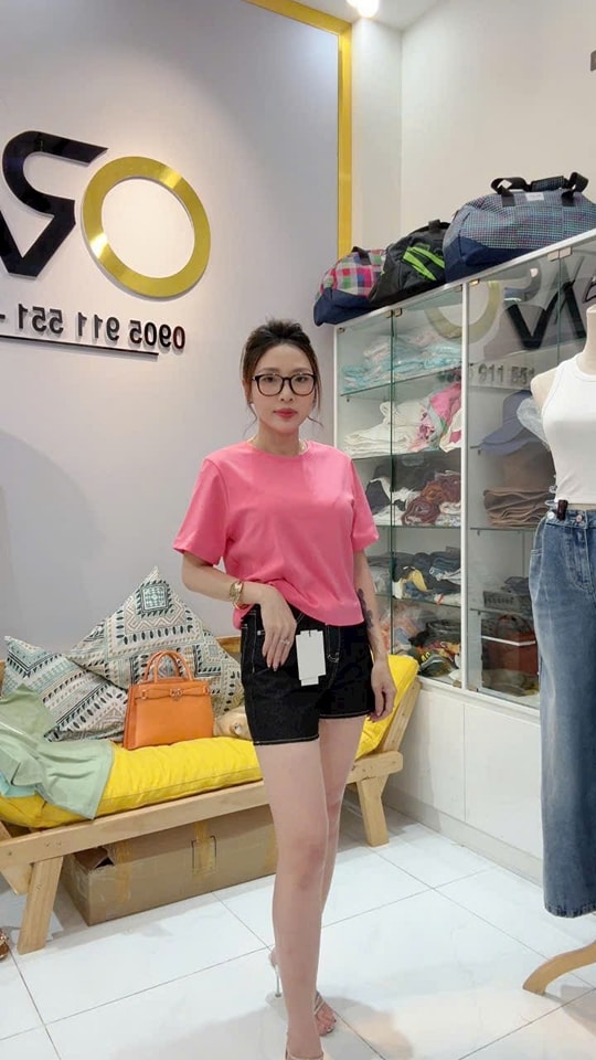 [???] ORA VNXK – Chuyên Sỉ & Lẻ Quần Áo Xuất Khẩu  ? Top1Fashion ?  Áo thun bozip Uniql.o Phom Ngang
Sz: S.M L
Vô chốt nhanh chiếc áo UNi phom ngang này đi mấy CHế oy – ta nói nó Đẹpppppp
Chất Thun chính phẩm đều tay
Bản , shares-0✔️ , likes-3❤️️ , date-2025-03-10 22:30:13????????