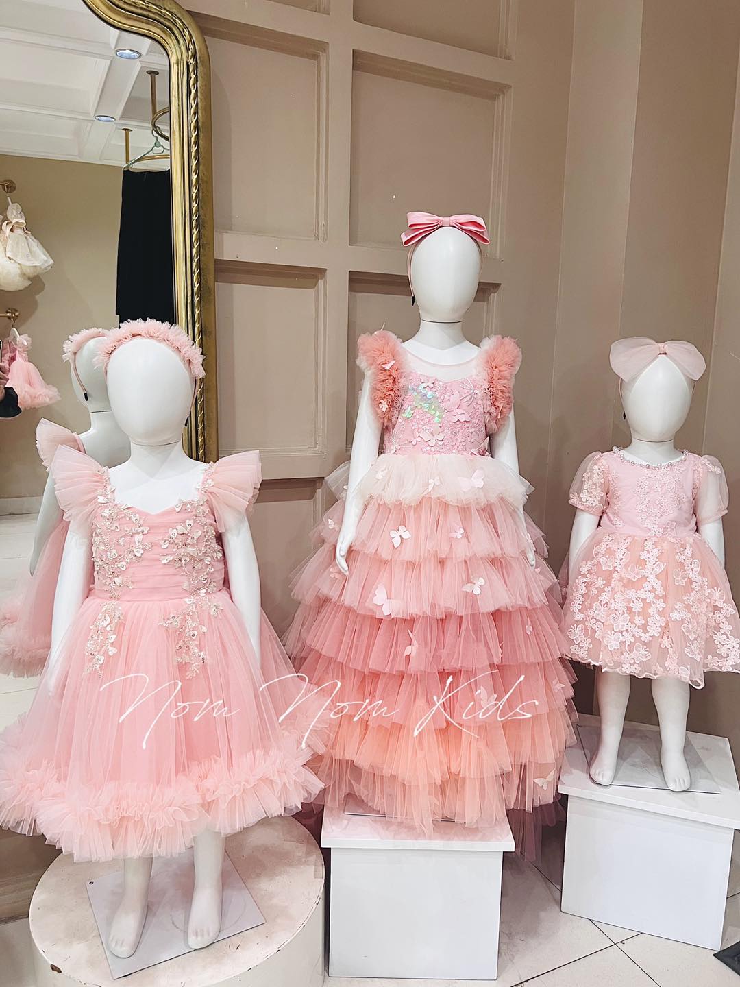 [🆕🇻🇳] Nom Nom Kids – Váy công chúa thiết kế cho bé yêu 🧑‍🧒❤️️👶⭐️ Ngày mới nắng lên, những gam màu ngọt ngào đến từ nhà Nom Nom Kids sẽ tô điểm thêm sự xinh đẹp của các công chúa nhỏ 

Nom Nom Kids 
218 Tôn Đức Thắng (Trô , shares-0✔️ , likes-4❤️️ , date-2025-03-06 19:51:28🇻🇳🇻🇳🇻🇳📰🆕