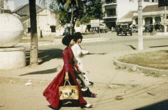 [🆕🇻🇳] Góc Xưa Nét Cũ ♥️️ Top1Life 📚  Không hề khó để bắt gặp hình ảnh phụ nữ diện những bộ áo dài trên phố Sài Gòn trước năm 1975. Mời quý vị xem thêm những hình ảnh , shares-1✔️ , likes-18❤️️ , date-2025-03-09 13:13:23🇻🇳🇻🇳🇻🇳📰🆕