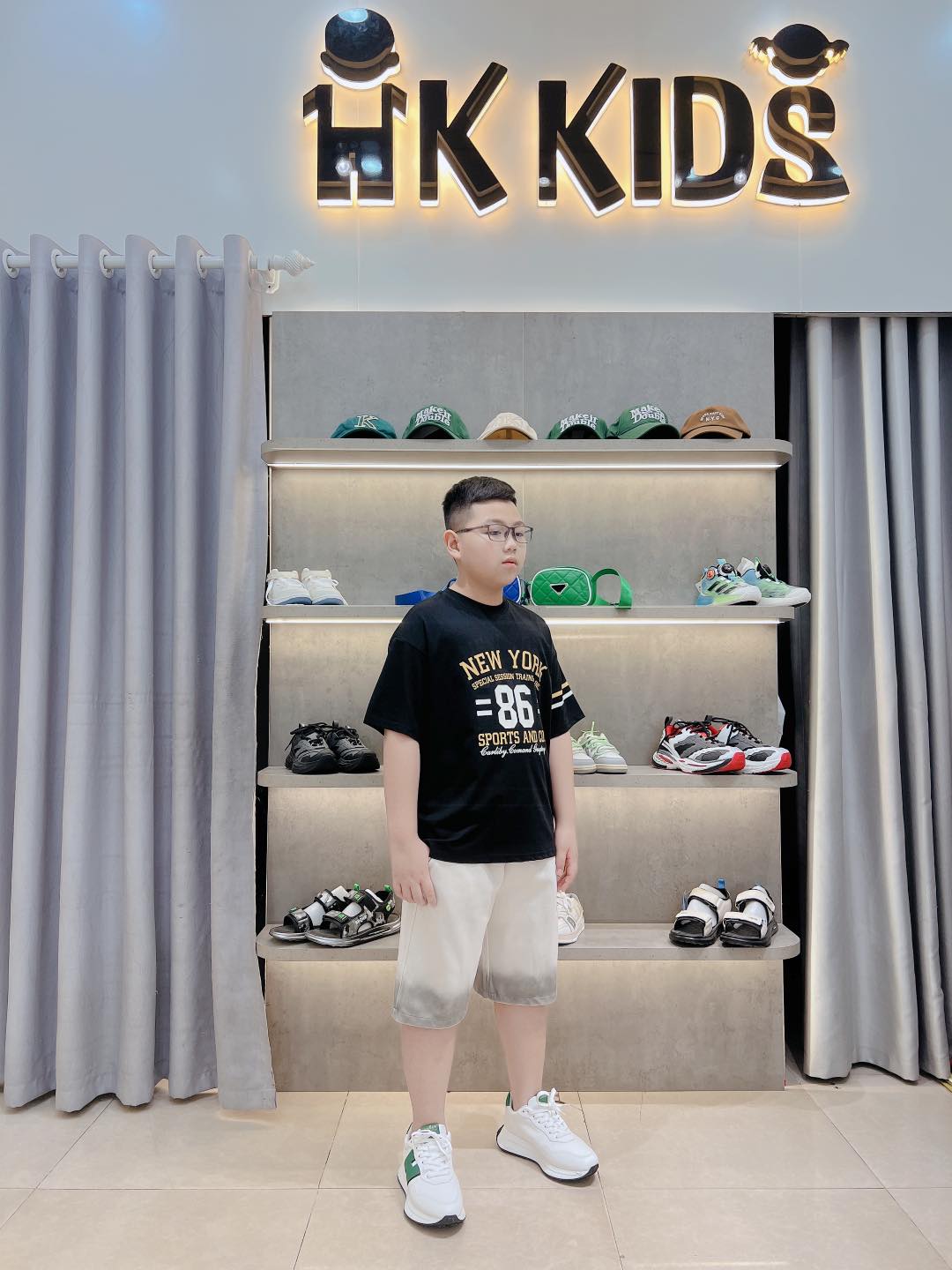 [🆕🇻🇳]  HK Kids Chuyên hàng Trẻ em Quảng Châu cao cấp 🧑‍🧒❤️️👶⭐️ Áo sẵn 2 màu e còn lẻ size nên sale ạ
Đỏ : 140 150 160 ( 30 – 35 36 – 42 43 – 49kg)
Đen : 140 160 170 ( 36 – 42 43 – 49 50 – 56kg)
210kZalo :————— , shares-1✔️ , likes-56❤️️ , date-2025-03-14 02:50:04🇻🇳🇻🇳🇻🇳📰🆕