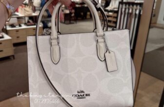 [🆕🇻🇳] Wellcome to CHIC HOUSE by CHIC VNXK 👕 Top1Fashion 👗  𝑴¥𝑮𝑮𝑰€ 𝑺𝑴𝑨𝑳𝑳 𝑻𝑶𝑻€ 𝑩𝑨𝑮 thiết kế rất đẹp và trẻ trung , từ chất liệu dây đeo cho đến chất da cực kì cao cấp , đặc biệt giá siêu tốt luôn, màu trắng cùng hoạ  , shares-0✔️ , likes-0❤️️ , date-2025-03-12 00:14:48🇻🇳🇻🇳🇻🇳📰🆕