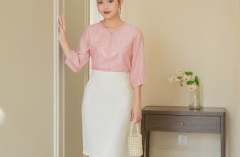 [???] Thời trang Đan Châu  ? Top1Fashion ?   Vẻ đẹp nhẹ nhàng, thanh lịch cùng Đan Châu
Áo kiểu với họa tiết hoa thêu tinh tế, kết hợp cùng hàng nút chạy dọc theo cổ áo, mang đến sự sang trọng và th , shares-2✔️ , likes-10❤️️ , date-2025-03-13 17:00:04????????