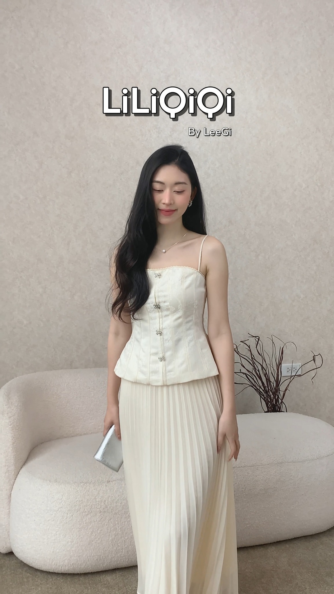[???] LeeGi Design  ? Top1Fashion ?  Nhẹ nhàng nhưng vẫn đầy cuốn hút, thiết kế áo gấm cúp ngực mix chân váy xếp ly mang đến vẻ đẹp tinh tế, dịu dàng mà không hề nhạt nhòa. Diện lên mình sắc k , shares-0✔️ , likes-0❤️️ , date-2025-03-08 03:10:54????????