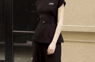 [🆕🇻🇳] JM – thương hiệu thời trang JM DRESS DESIGN 👕 Top1Fashion 👗  Thiết kế áo cổ tròn dáng ôm với điểm nhấn đai thắt lưng thời thượng, vừa giúp tôn lên những đường nét bắt mắt, vừa tạo dựng vẻ chỉn chu cho nàng. Đặc biệt, , shares-0✔️ , likes-0❤️️ , date-2025-03-12 03:01:01🇻🇳🇻🇳🇻🇳📰🆕