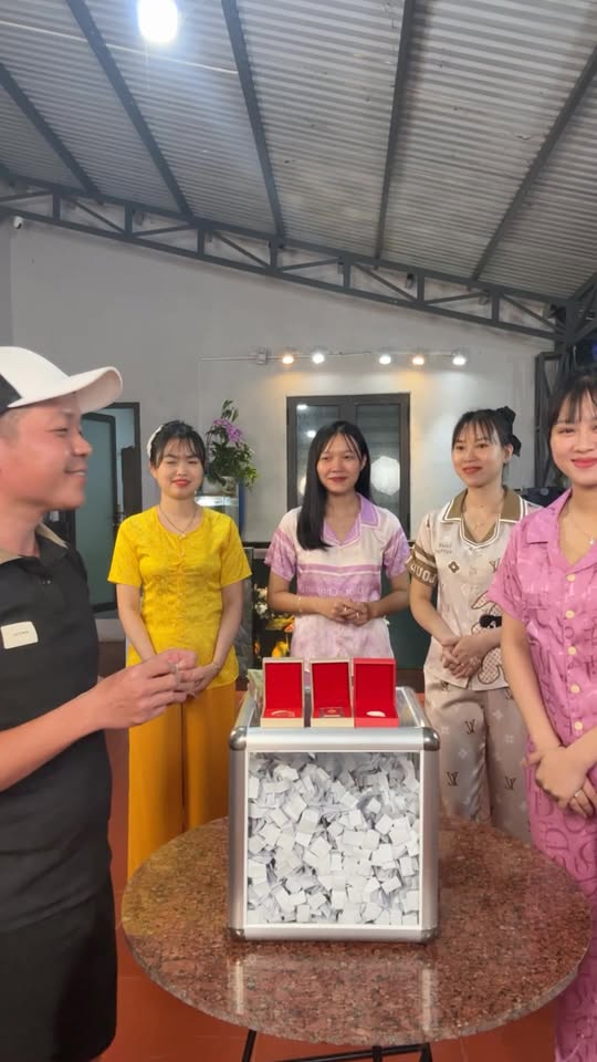 [🆕🇻🇳] THỜI TRANG KIM LOAN- RẺ – ĐẸP – CHẤT LƯỢNG 👕 Top1Fashion 👗  Trúng vàng 9999.
Ai sẽ là người may mắn nhất hôm nay đây ạ  , shares-0✔️ , likes-14K❤️️ , date-2025-03-10 02:10:27🇻🇳🇻🇳🇻🇳📰🆕