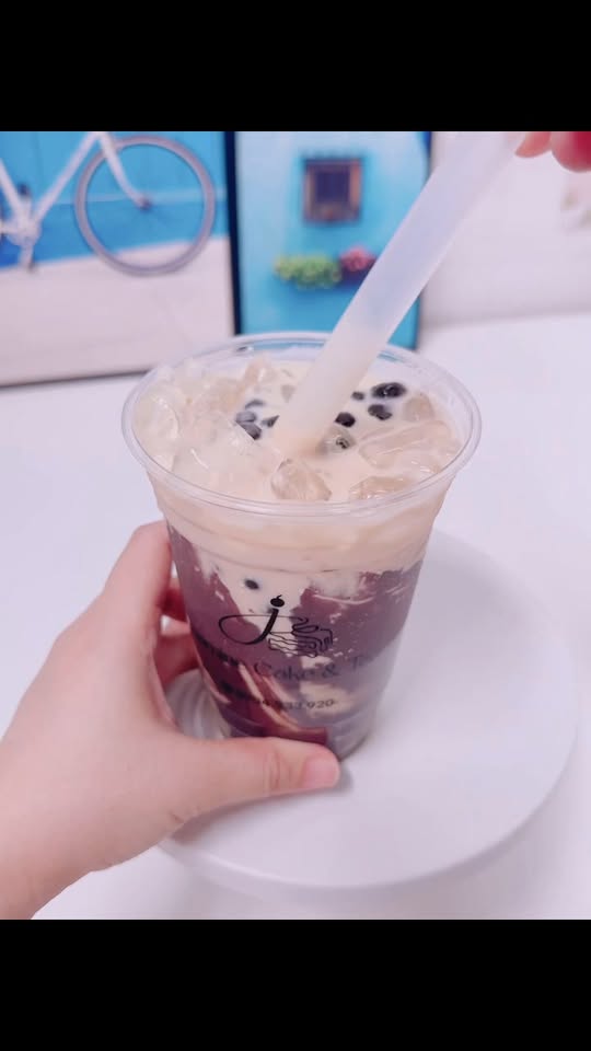 [🆕🇻🇳] Jasmine-tiệm bánh nhỏ xinh chuyên bánh mì, bánh kem Whipping chất lượng cao 🍔 Top1Food  🍜 Hứa hẹn mãi cũng đã cho ẻm lên sónggg

OLONG KHOAI MÔN béo ngậy, ngọt vừa, thêm trân châu thơm lừng. 

Cuối tuần ở nhà order Jasmine liền ly OLONG KHOAI MÔ , shares-0✔️ , likes-1❤️️ , date-2025-03-09 20:08:10🇻🇳🇻🇳🇻🇳📰🆕