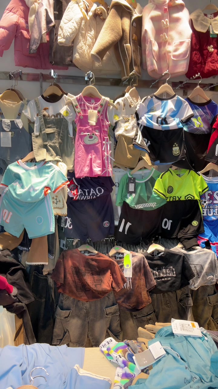 [🆕🇻🇳] Nữ Huỳnh Kids-437 Hoàng Diệu – Thời Trang Trẻ Em 🧑‍🧒❤️️👶⭐️ SIÊU PHẨM CHO GÁI IU DIỆN HÈ
Nguyên set này đi chơi hay đi học đều tiện ạ
– Áo croptop vải thun cotton co giãn 4C form rộng in nơ chuẩn nàng thơ.
– Quần sọ , shares-0✔️ , likes-0❤️️ , date-2025-03-06 14:13:49🇻🇳🇻🇳🇻🇳📰🆕