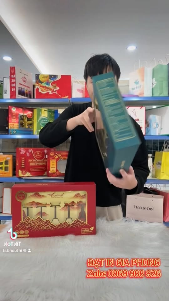 [🆕🇻🇳] In Túi Giấy, Túi Nilon, Tem nhãn Nhanh -giá rẻ  🎨 Top1Designs ✨  Xuất xưởng mẫu hộp đựng 5 hũ yến chưng, loại hũ 140ml dài .

 Bộ hộp cao cấp, ép nhũ full mặt hộp, có ô bóng kính để thấy hũ bên trong.

 Hộp đựng được các , shares-0✔️ , likes-5❤️️ , date-2025-03-05 18:26:06🇻🇳🇻🇳🇻🇳📰🆕
