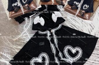 [???]  Min.A Kid – Mũ/Tuban Cho Bé Yêu  ?‍?❤️️?⭐️  #FEEDBACK áo đen nhũ này nhà e thì nhiều vô kể , bán mấy năm vẫn tự tin nhập số lượng vải lớn về phục vụ 2 mảng PHỤ KIỆN và ÁO CHOÀNG. Năm ngoái k có để n , shares-0✔️ , likes-0❤️️ , date-2025-03-17 18:44:28????????