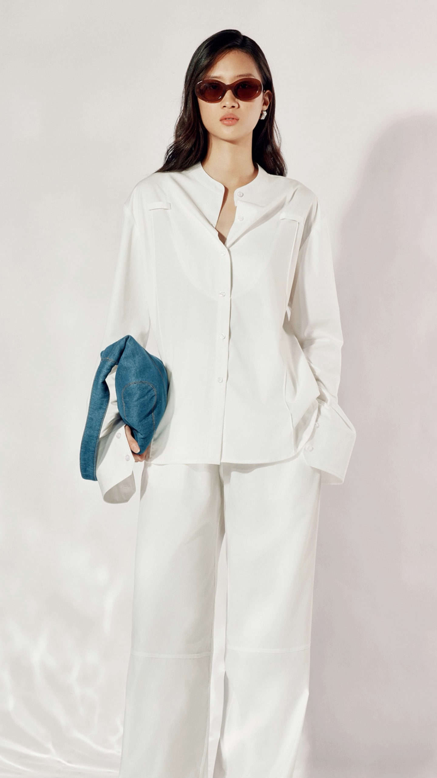 [???] Reina – Thiết kế & Thời trang  ? Top1Fashion ?  Muse in REINA | Maiden Cotton-Poplin Shirt & Jaleh Straight-Leg Pants – Set đồ sử dụng sắc trắng tinh khôi cùng kiểu dáng grandad collar & chi tiết yếm với , shares-0✔️ , likes-0❤️️ , date-2025-03-08 15:54:59????????