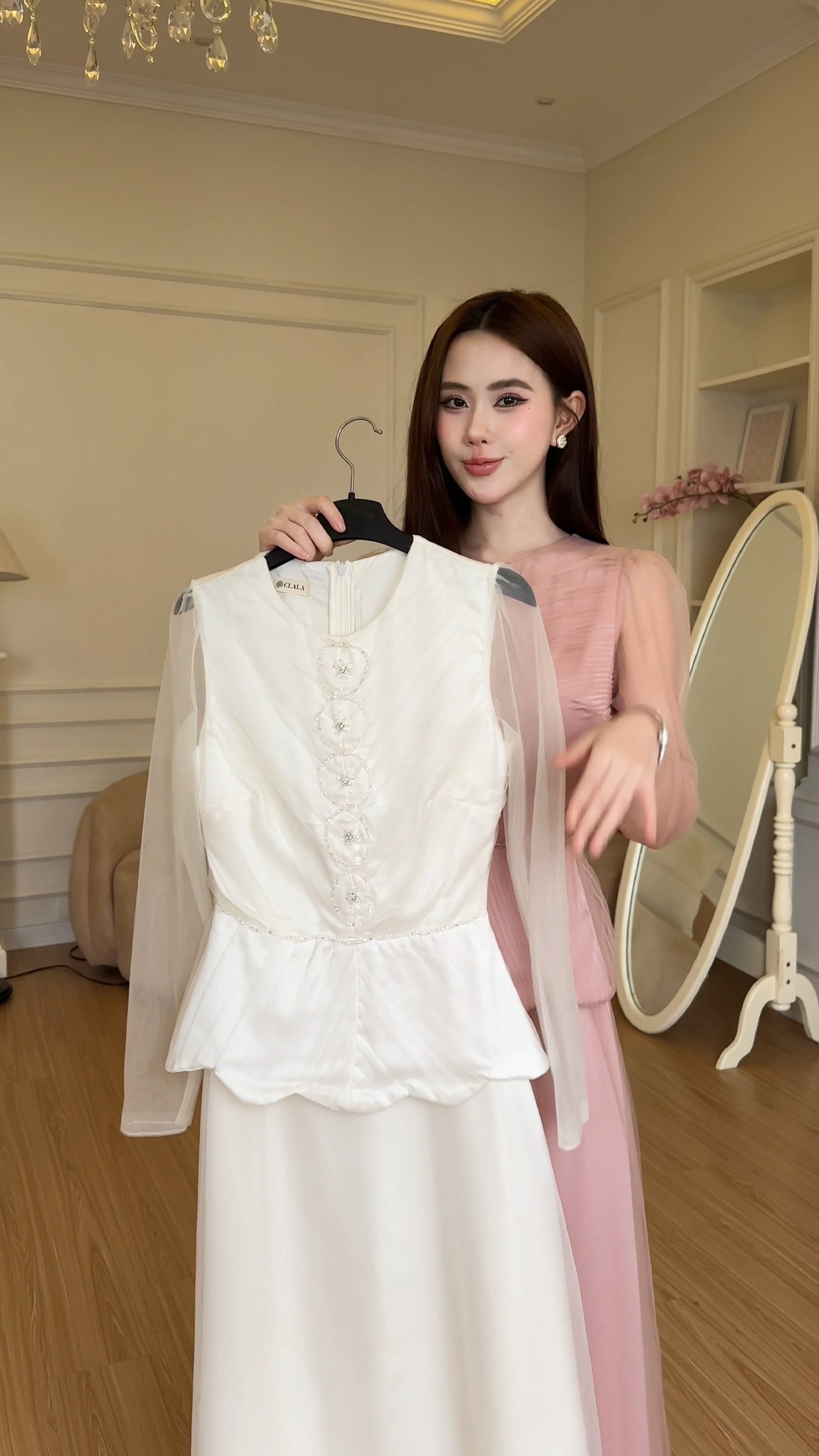 [🆕🇻🇳] CLALA – New era fashion strives for perfection 👕 Top1Fashion 👗  Tối giản nhưng đầy tinh tế – Guineve Dress mang đến hình ảnh người phụ nữ hiện đại thanh lịch, dẫn đầu mọi ánh nhìn.
Với thiết kế phom dáng đơn giản mà đầy , shares-0✔️ , likes-0❤️️ , date-2025-03-07 04:12:04🇻🇳🇻🇳🇻🇳📰🆕