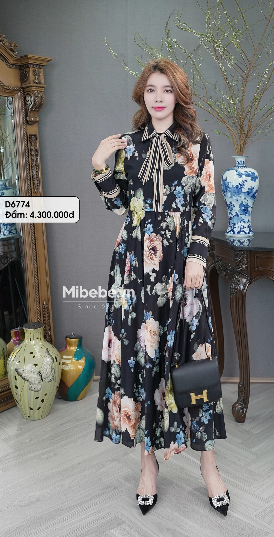 [🆕🇻🇳] Mibebe – Chuyên thời trang nữ nhập trực tiếp từ Hàn Quốc và Hong Kong 👕 Top1Fashion 👗  Cập bến form dáng đầm dài cổ sơ mi dành cho chị nào yêu thích 𝒑𝒉𝒐𝒏𝒈 𝒄𝒂́𝒄𝒉 𝒕𝒉𝒂𝒏𝒉 𝒍𝒊̣𝒄𝒉 𝒗𝒂̀ 𝒔𝒂𝒏𝒈 𝒕𝒓𝒐̣𝒏𝒈. Họa tiết hoa lá thu hút được đặt trên nền đen nhã nh , shares-0✔️ , likes-0❤️️ , date-2025-03-11 02:00:29🇻🇳🇻🇳🇻🇳📰🆕