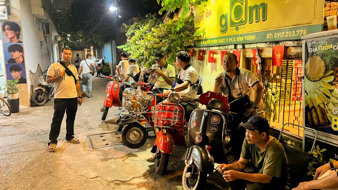 [🆕🇻🇳] Tiệm ăn Gặm – Chân gà muối sả ớt 🍔 Top1Food  🍜 Dạo này, Gặm đón nhiều vị khách nước ngoài ghé thăm. Có người tò mò về món ăn, có người lại thích thú với những món đồ xưa cũ được trưng bày trong quán. Ai , shares-0✔️ , likes-23❤️️ , date-2025-03-15 02:59:24🇻🇳🇻🇳🇻🇳📰🆕