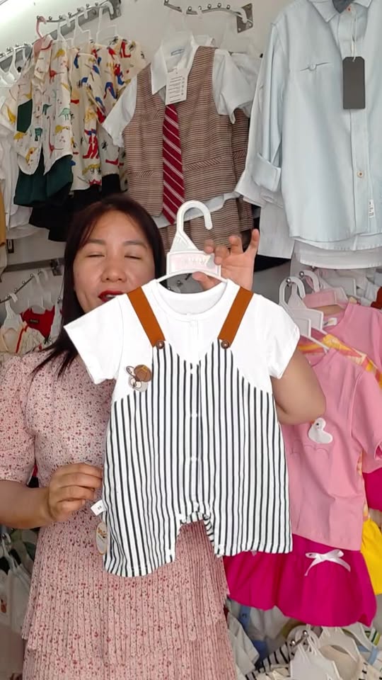 [🆕🇻🇳]  Hogi Kids thời trang trẻ em từ 0-6 tuổi 🧑‍🧒❤️️👶⭐️  HÈ ĐẾN RỒI – SẮM NGAY VÁY XINH CHO CÔ CÔNG CHÚA NHỎ!
Amy – họa tiết kẻ caro đỏ trắng, cổ áo màu trắng phối cùng một chiếc nơ nhỏ xinh ở phần ngực. Váy có , shares-0✔️ , likes-2❤️️ , date-2025-03-20 21:30:53🇻🇳🇻🇳🇻🇳📰🆕