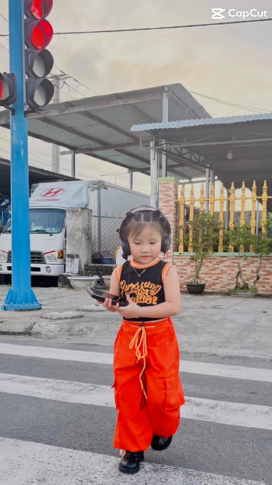 [🆕🇻🇳]  Kiều Kiều – Thời Trang Thiết Kế 🧑‍🧒❤️️👶⭐️ Khi ck thích gu con gái mặc đồ bánh bèo. OK ck luôn   #Kiều_Kiều_Kids , shares-0✔️ , likes-46❤️️ , date-2025-03-14 02:25:40🇻🇳🇻🇳🇻🇳📰🆕