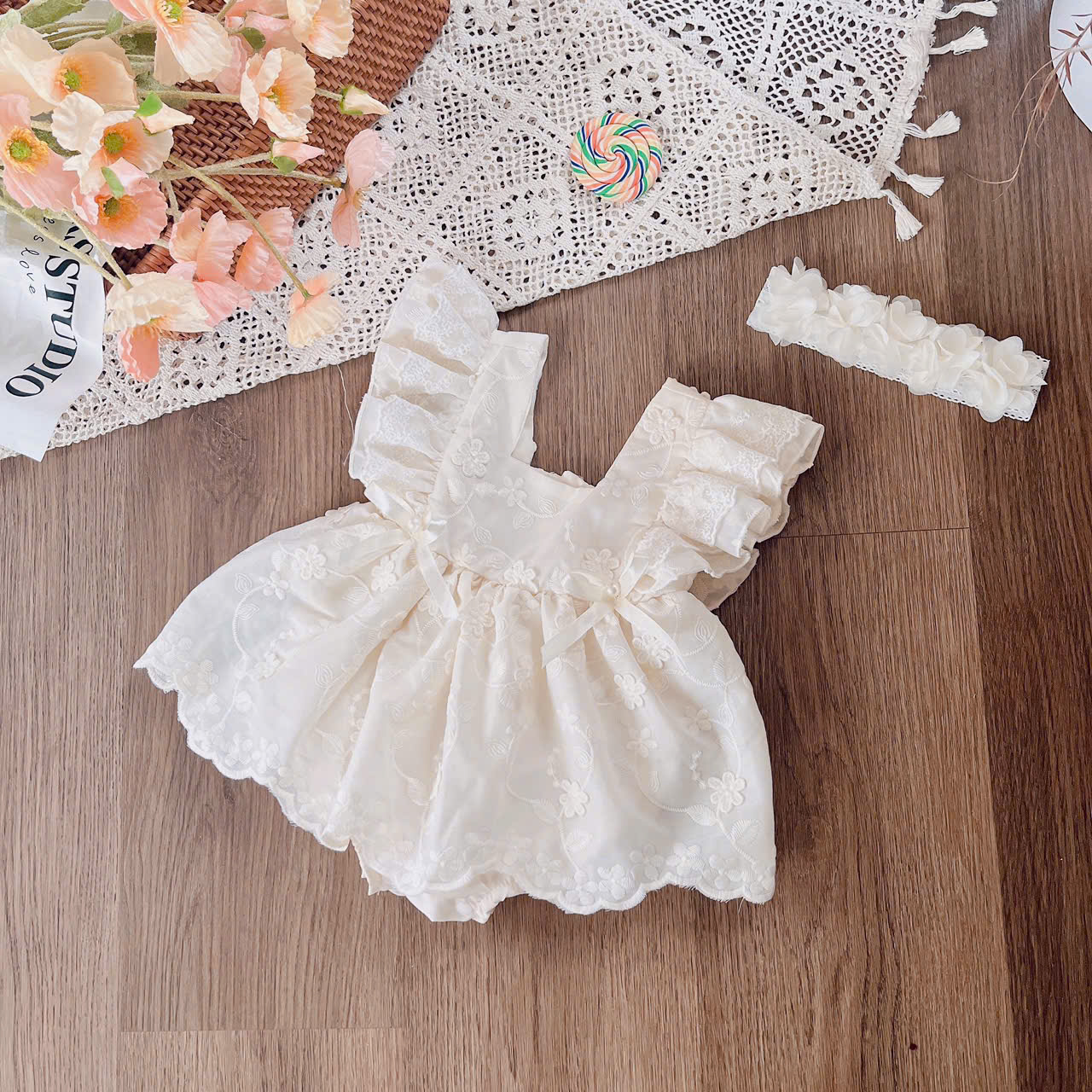 [🆕🇻🇳] Tiệm Sun – Quần áo đẹp cho bé – Bí mật của những em bé TỰ TIN – THẦN THÁI và HẠNH PHÚC � 🧑‍🧒❤️️👶⭐️ Nói thật là phải đam mê lắm bên e mới sản xuất mẫu này ấy ạ. Bởi vì riêng 2 cái nơ xinh xinh đính ngọc trai kia là bên em làm thủ công đó. Ngồi thắt nơ rồi , shares-0✔️ , likes-5❤️️ , date-2025-03-10 18:39:23🇻🇳🇻🇳🇻🇳📰🆕