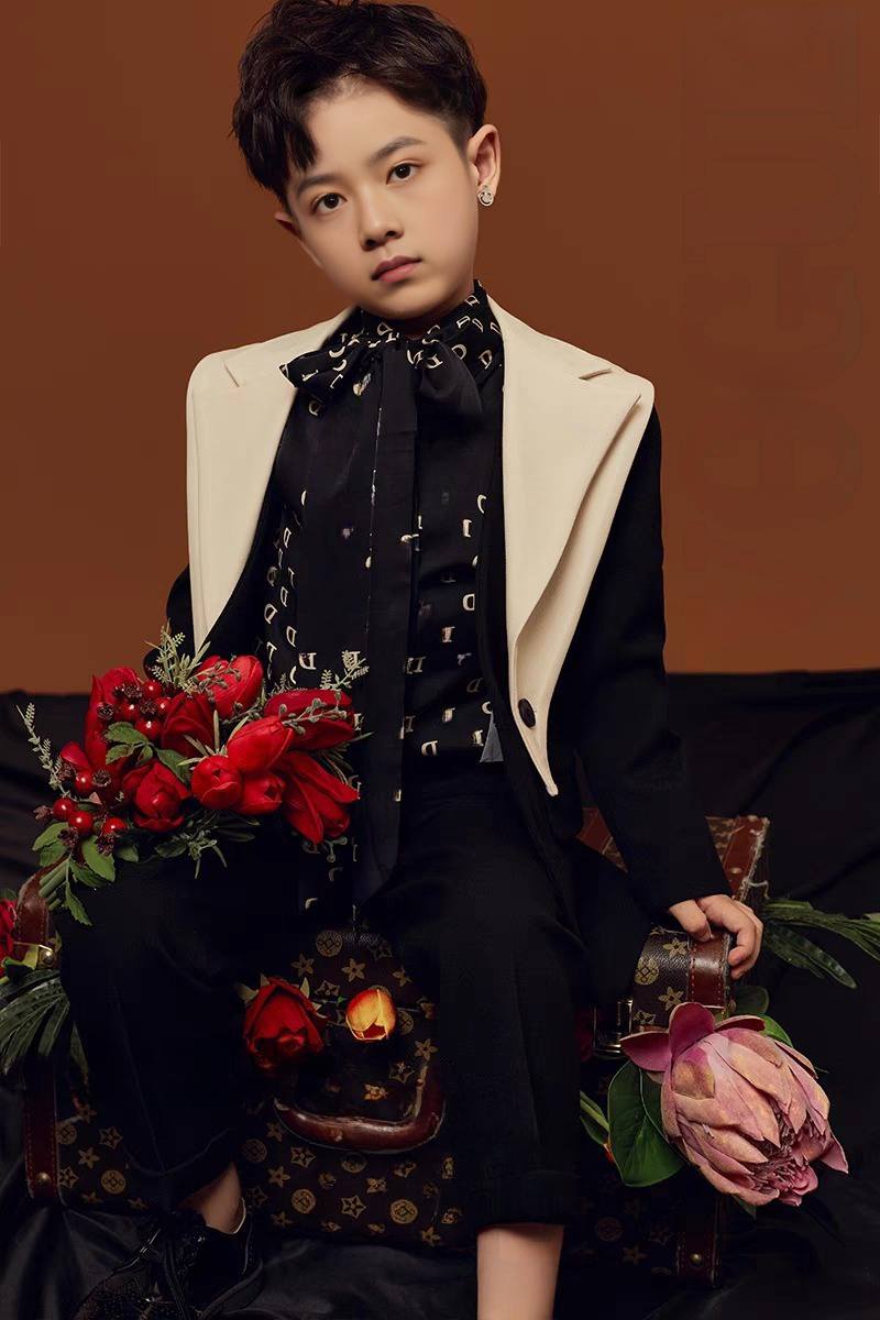 [🆕🇻🇳]  MMKID aims to bring kids the most high fashionable and high quality party design 🧑‍🧒❤️️👶⭐️ Bộ suit đen cho bé với thiết kế cổ phối choàng trắng mang phong cách quý tộc sang trọng, chắc chắn sẽ giúp bé trông lịch lãm và đẳng cấp. Với những đường c , shares-0✔️ , likes-1❤️️ , date-2025-03-12 16:31:04🇻🇳🇻🇳🇻🇳📰🆕