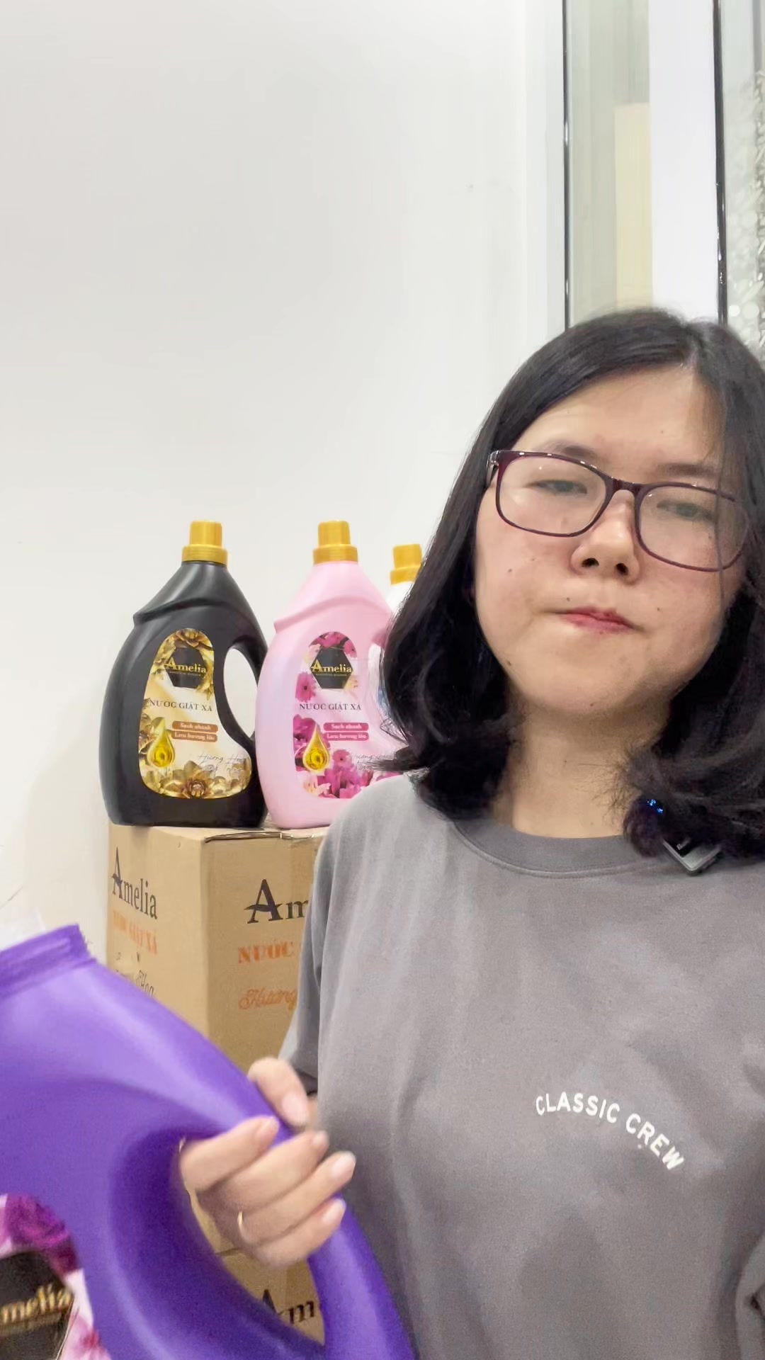 [🆕🇻🇳]  Thời trang trẻ em cao cấp- shop Yu Yu 🧑‍🧒❤️️👶⭐️ Nhiều chị hỏi em Nguyệt nước giặt xả Amelia như thế nào? Em Nguyệt lại làm clip quay cho mọi người xem cận cảnh chất nước giặt nhé!! Thùng 4 can gần 14kg c , shares-0✔️ , likes-0❤️️ , date-2025-03-15 19:34:42🇻🇳🇻🇳🇻🇳📰🆕