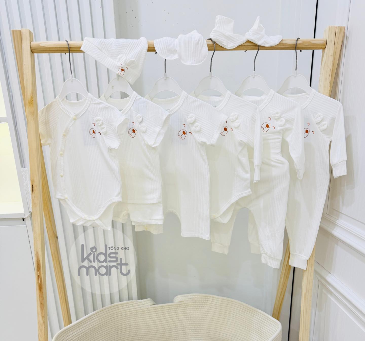 [🆕🇻🇳]  Tổng kho sỉ lẻ Nous_ UalaRogo_BU_Chaang_Lapomme 🧑‍🧒❤️️👶⭐️ BST #SơSinh mới này xứng đáng là mẫu đáng mua nhất mùa năm nay luôn ạ
Lô này em bán giá cực tốt để chạy số lượng, khách sỉ, khách lẻ ib em nha
Kiểu dáng s , shares-0✔️ , likes-8❤️️ , date-2025-03-15 14:30:34🇻🇳🇻🇳🇻🇳📰🆕