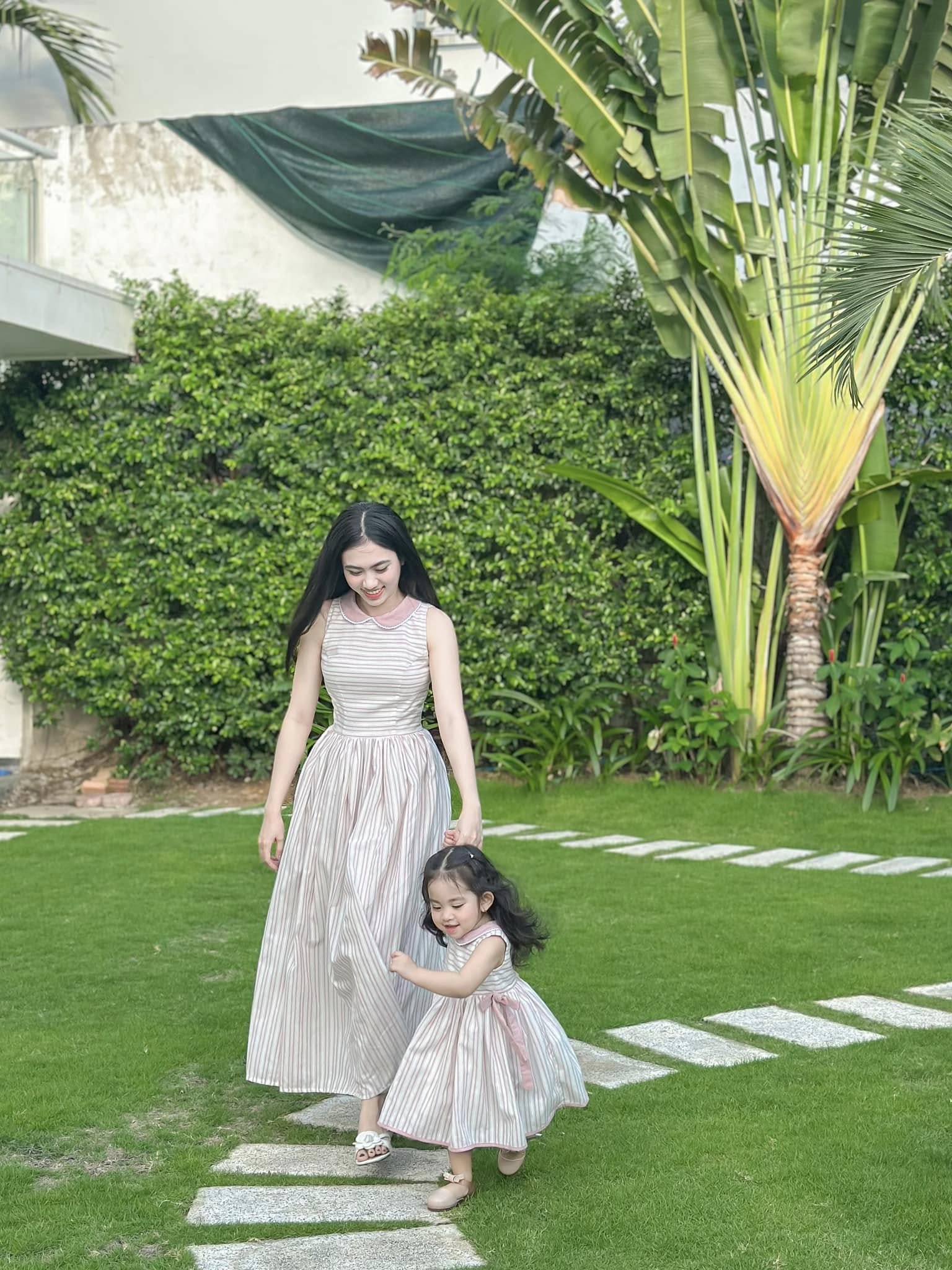 [🆕🇻🇳]  BB design – Chuyên đồ thiết kế dành cho mẹ và công chúa nhỏ 🧑‍🧒❤️️👶⭐️ Váy đôi mẹ bé cho nàng gu tiểu thư nhẹ nhàng siêu xinh𝓥𝓪́𝔂 𝓼𝓸̣𝓬 𝓱𝓸̂̀𝓷𝓰: Mẹ #380xuu – bé #210xuuChất liệu: thôBảng size tham khảo:
Size 0: 6-8kg (6 , shares-1✔️ , likes-1❤️️ , date-2025-03-18 01:58:20🇻🇳🇻🇳🇻🇳📰🆕