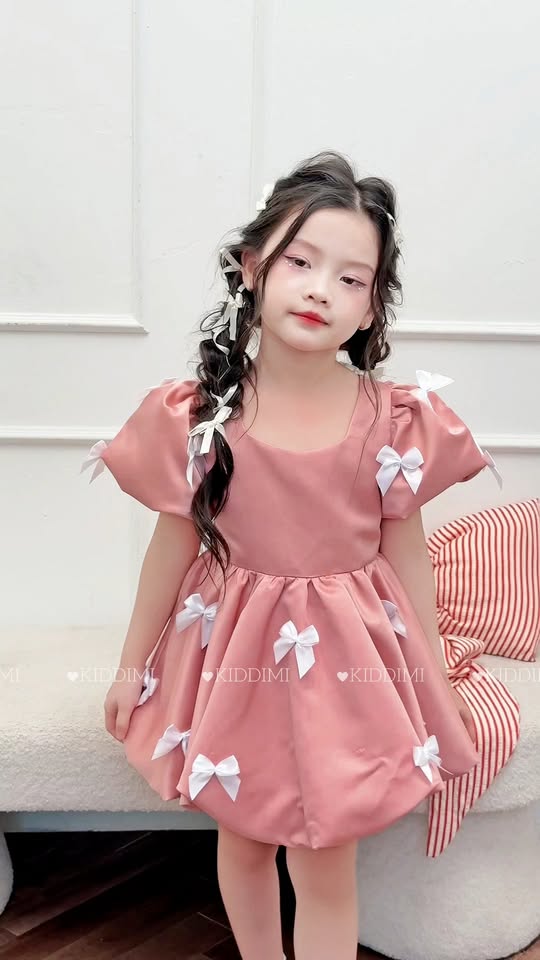 [???]  Kiddimi Việt Nam – Thời trang thiết kế phong cách thanh lịch cho bé.LOCAL BRAND for KIDS  ?‍?❤️️?⭐️ Form váy siêu đẹp kết hợp cũng những chiếc nơ xinh tạo nên một em váy BORA hoàn hảo các mẹ ạ  , shares-0✔️ , likes-8❤️️ , date-2025-03-16 21:22:55????????