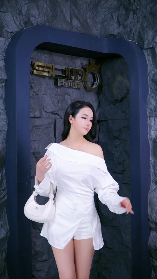 [🆕🇻🇳] Sumo Store – Cửa hàng quần áo nữ 👕 Top1Fashion 👗  Nếu hạnh phúc đến với em khó quá thì chúc em nửa đời sau chả có gì ngoài tiền 

—————

 487 Lê Văn Sỹ  F12 quận  3
       z.a.l.o 0916.30.90.30 (book gấp)  , shares-0✔️ , likes-12❤️️ , date-2025-03-15 02:36:50🇻🇳🇻🇳🇻🇳📰🆕