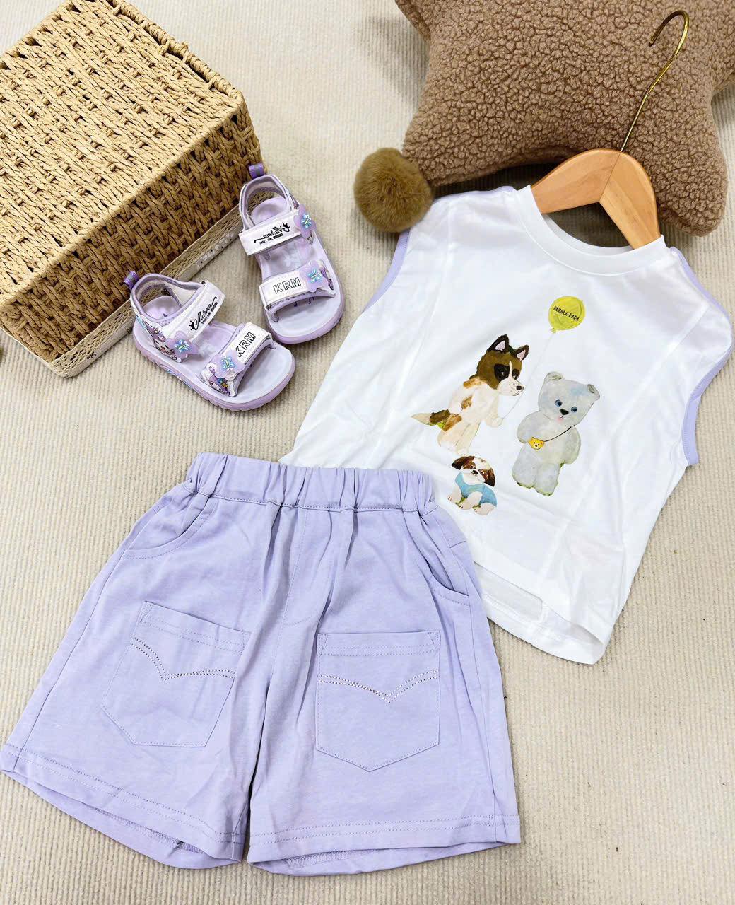 [🆕🇻🇳]  Hogi Kids thời trang trẻ em từ 0-6 tuổi 🧑‍🧒❤️️👶⭐️  HÈ ĐẾN RỒI – SẮM NGAY VÁY XINH CHO CÔ CÔNG CHÚA NHỎ!
Amy – họa tiết kẻ caro đỏ trắng, cổ áo màu trắng phối cùng một chiếc nơ nhỏ xinh ở phần ngực. Váy có , shares-0✔️ , likes-2❤️️ , date-2025-03-20 21:30:53🇻🇳🇻🇳🇻🇳📰🆕