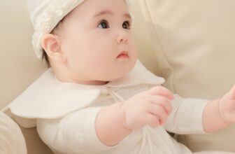 [🆕🇻🇳] HEHEHIHI – Cửa hàng nhỏ bán quần áo 🧑‍🧒❤️️👶⭐️ 𝐁𝐨̂𝐧𝐠 𝐁𝐮́𝐩 𝐁𝐞̂ – 𝐃𝐢̣𝐮 𝐝𝐚̀𝐧𝐠 𝐧𝐡𝐮̛ 𝐚́𝐧𝐠 𝐦𝐚̂𝐲 𝐧𝐡𝐨̉Thiết kế cotton hoa nổi mềm mại, tone trắng tinh khôi cùng phần cổ nơ xinh yêu, Bông Búp Bê sẽ nâng niu bé , shares-0✔️ , likes-5❤️️ , date-2025-03-20 19:30:03🇻🇳🇻🇳🇻🇳📰🆕