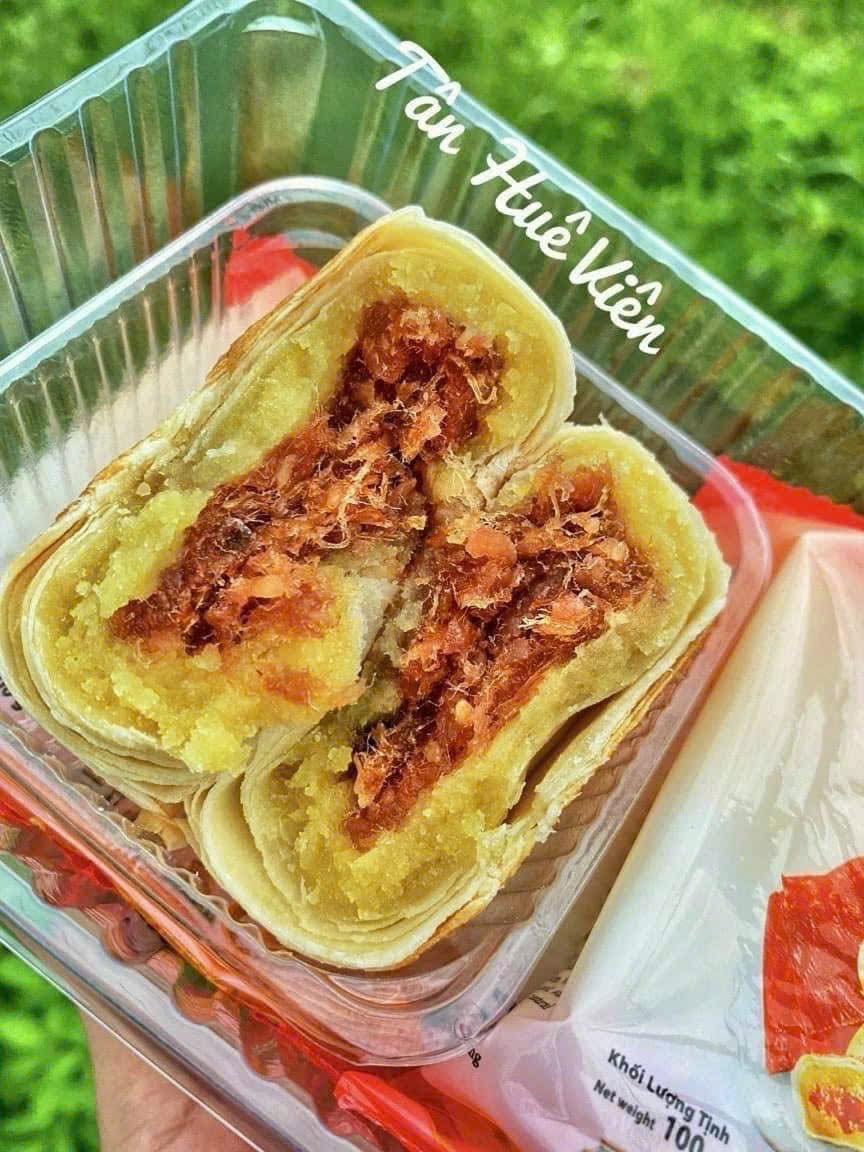 [🆕🇻🇳] LÒ MỨT DỪA – Mứt dừa non 🍔 Top1Food  🍜 BÁNH PÍA LẠP THỊT. 
 
 Shop bán món bánh mứt nên ngày nào cũng ăn ngọt. Nên ngán. Tìm món gì đó mặn mặn nhâm nhi. 

 shop đã tìm ra món bánh pía này. 

 Cả , shares-0✔️ , likes-3❤️️ , date-2025-03-19 16:12:23🇻🇳🇻🇳🇻🇳📰🆕